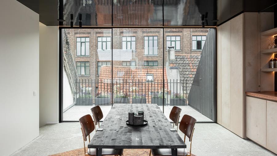 Une architecture lumineuse élégante derrière une maison de maître classique