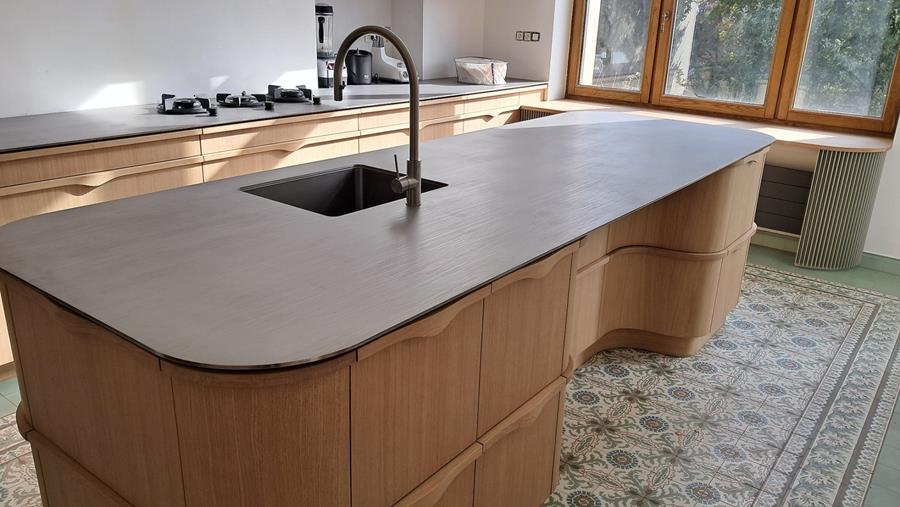 Unieke keukencreatie met sculpturale vormen