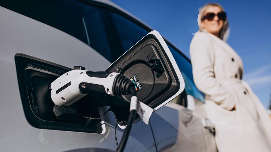 La crise pétrolière accélère l’essor des EV