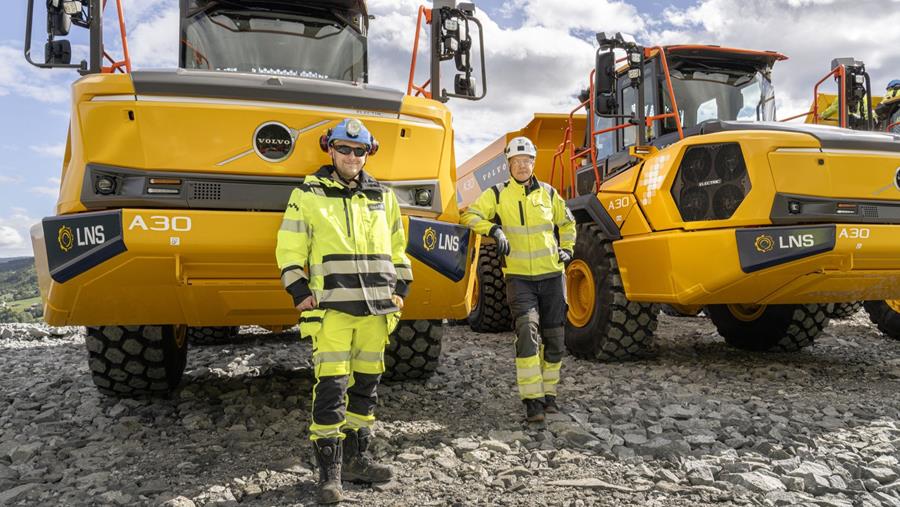 Livraison des premiers tombereaux articulés électriques Volvo chez LNS