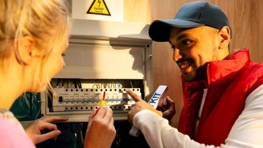 Zelf elektriciteit en sanitair plaatsen? Zo pak je het aan