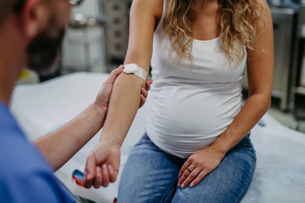 L'obtention d'un bon contrôle glycémique après le diagnostic de diabète gestationnel doit être plus rapide qu'actuellement