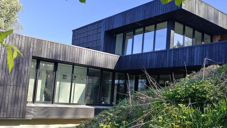 Gebrande houten gevelbekleding voor villa in Beersel