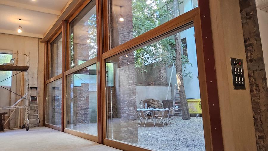 Massieve eiken schuifvensters voor Brugs architectenbureau