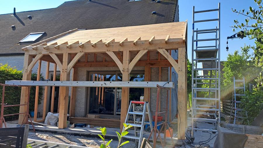 Authentieke eiken aanbouw met moderne prestaties