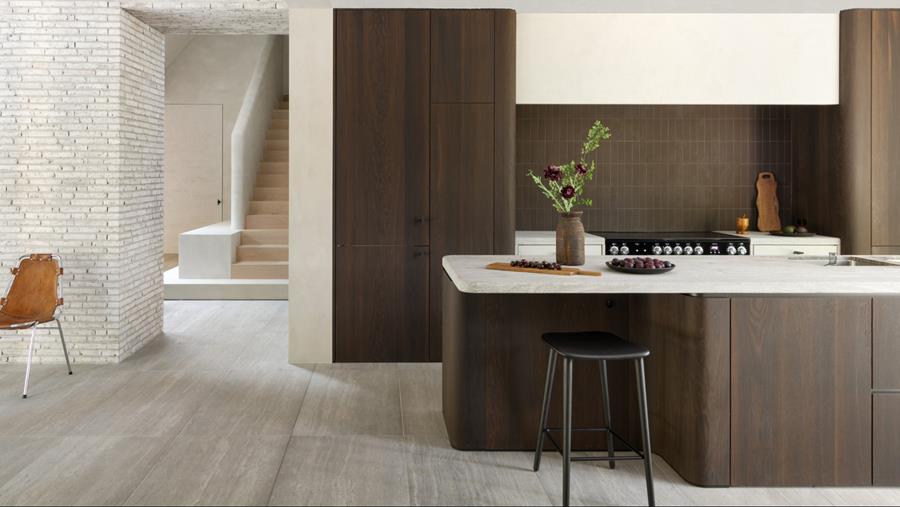 High-end keuken in gerookte eik en messing