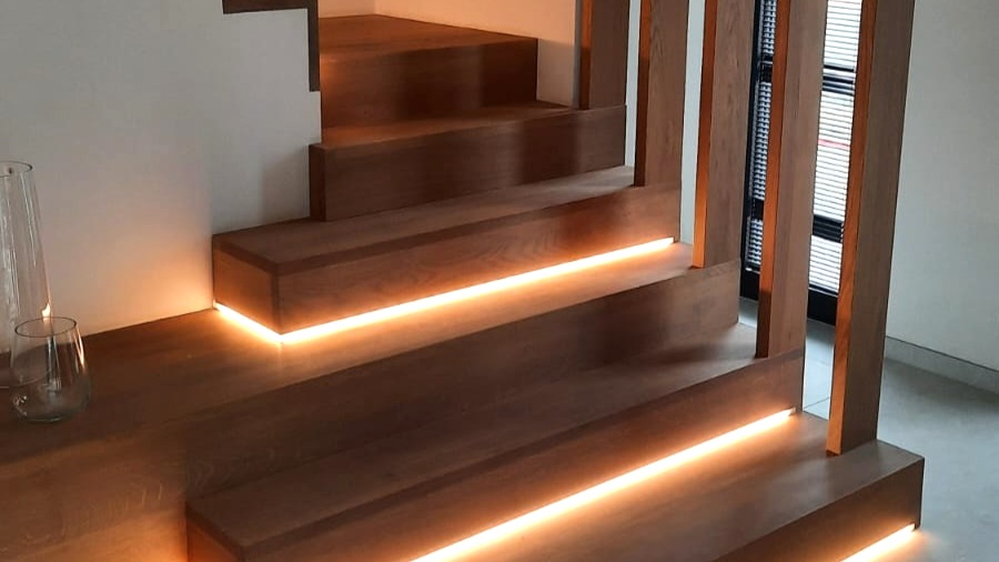 Eiken trapbekleding met lattenwand als accent