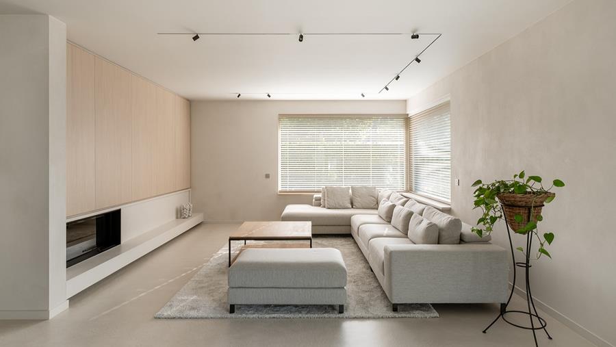 Strak wit en warm eikfineer in harmonieus totaalinterieur