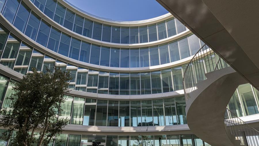 Innovatieve zonwering in cirkelvormige gevel