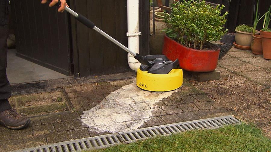 Nettoyer votre terrasse sans dommages: comment utiliser un nettoyeur de terrasse?